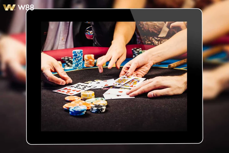 Người chơi trải nghiệm ứng dụng mobile Poker W88 cực tiện lợi